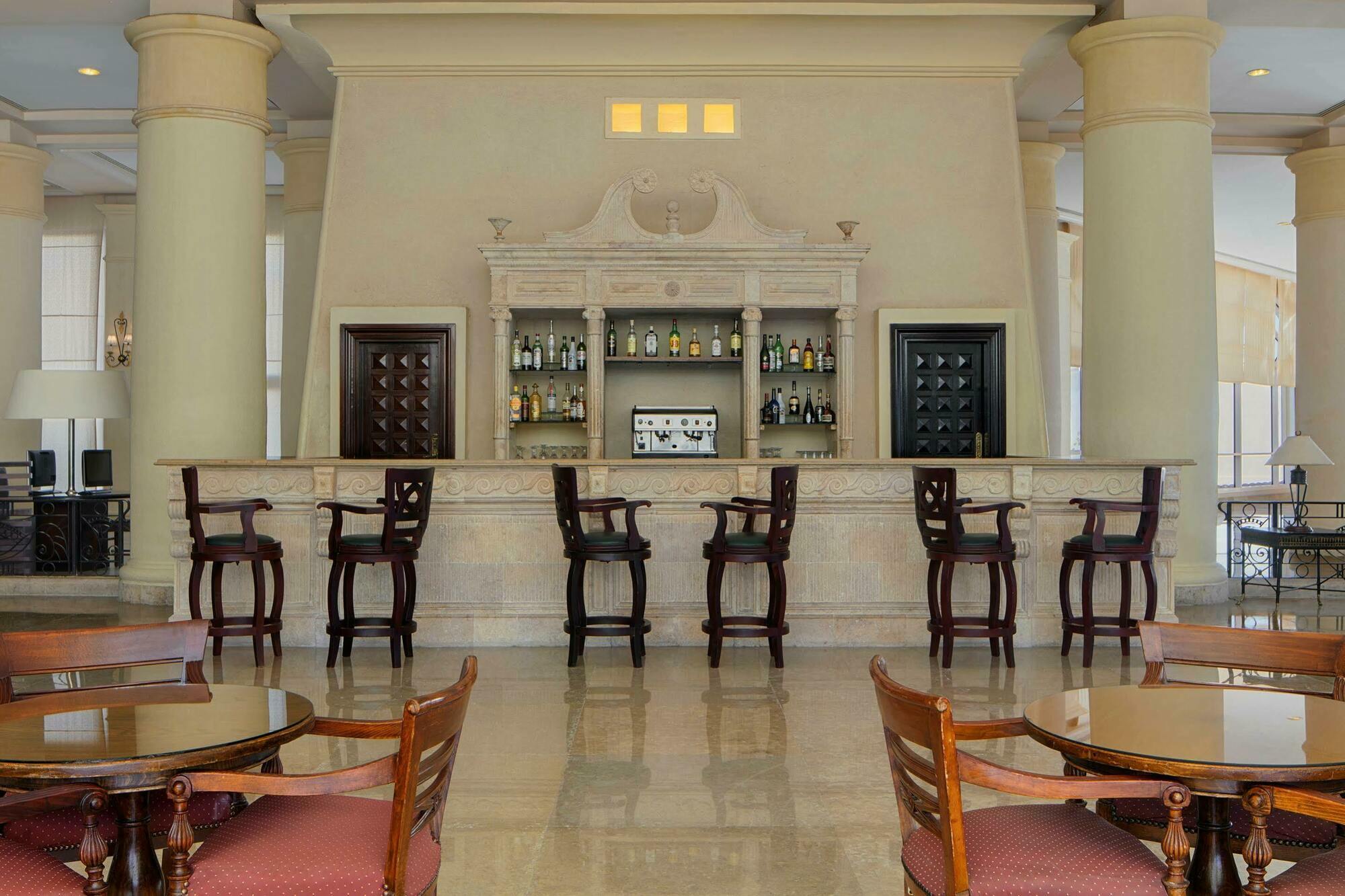 Sheraton Hotel, Resort, & 4*